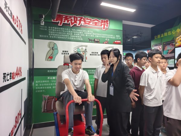 AG真人国际app中国官方商店下载 “六一”儿童节，回龙不雅街谈安全种植体验馆迎来小小体验员
